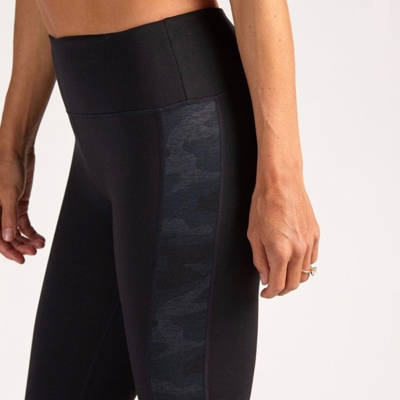 Vuori Women's Asymmetric Block Leggings - Picture 7 of 7